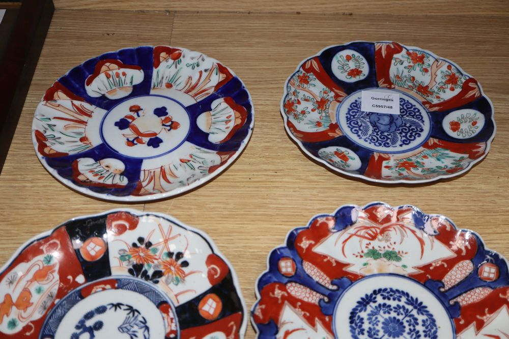 Five Japanese Imari dishes, diameter 22cm